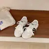 Zapatillas de entrenamiento alemanas rojas transpirables para mujer, nuevas zapatillas deportivas casuales populares versátiles de verano 2026, zapatillas de malla simple para mujer