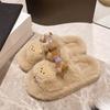 Pantuflas de niña dulce, pantuflas Mao Mao cálidas de invierno para mujer en stock, pantuflas de felpa con plataforma para amantes de los osos de dibujos animados.