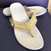 Sandálias de verão 2020 novas europeias e americanas de comércio exterior tamanho grande Chinelo cor sólida para mulheres usar sapatos de praia fabricantes atacado