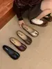 Otoño 2026 Nuevo Diseño Zapatos con Dedos Divididos Plisados Pezuña de Cerdo Punta Redonda Bailarinas con Lazo Zapatos Planos de Abuela