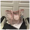 Bolsa de Hombro con Colgante Bordado Fresco de Gran Capacidad Nuevo Estilo 2025 Elegante Popular para Compras Debajo del Brazo