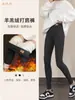 Leggings femininas com forro de fleece e fio fino, projetadas para uso externo, com bolsos, corte justo, cintura alta, efeito emagrecedor e espessura adicional para aquecimento.