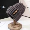 Gorro transfronterizo para mujer, gorro de punto coreano de otoño e invierno, gorro de lana para estudiante, gorro pequeño de red cálida con protección para las orejas de color rojo.
