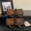 Bolso nuevo de un solo hombro tela de nailon con estampado de leopardo tendencia callejera bolso cruzado retro bolso de mano casual para mujer para el trabajo