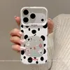 Adecuado para funda de teléfono Apple 17 Pro Max, estilo caricatura con sensación de alta gama, con soporte, iPhone 16 Pro, múltiples perros manchados
