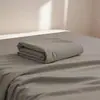 Juego de sábanas simple para todas las estaciones, una sola pieza para dormitorio estudiantil, juego de tres piezas de funda de edredón y fundas de almohada lavadas de color liso para uso en la cama