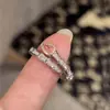 Anillo Abierto Curvo de Serpiente Pequeña con Circonita Triangular Estilo Retro Personalizado de Lujo Ligero Anillo para Dedo Joyería para Mujer Nueva Llegada para Viajes
