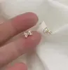 Brincos de Prata Esterlina S925 Banhados a Ouro 18K com Laço para Mulheres, Studs Pequenos e Simples para Cartilagem da Orelha com um Design Doce, Mini Brincos