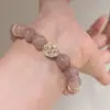 Pulseira de Cristal Rosa Natural com Contas, Simples e Doce Fio de Contas Flor de Pessegueiro Joias, Temperamento Fresco para Mulheres, Gato da Sorte