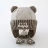 Bonitos y adorables gorros de otoño e invierno para niños, con diseño de poner, material de punto y una serie de dibujos animados, que brindan abrigo y protección para los oídos para bebés y niños pequeños.