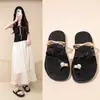 Elegantes zapatos de moda antideslizantes de punta redonda y punta abierta, sandalias planas casuales de color sólido con perlas, nuevo estilo verano 2026