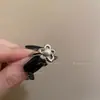 Anillo abierto con flor pequeña esmaltada en negro para mujer, elegante, retro, de alta calidad y combinable.