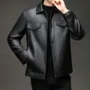 Jaqueta de couro masculina de marca, mesmo estilo, para outono e inverno, com gola de lapela e botões, casaco curto de couro forrado com fleece, estilo business casual para homens