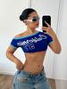 Camiseta Assimétrica Sexy Feminina Europeia e Americana com Ombros Inclinados, Mangas Curtas, Barriga de Fora, Estampa Colorida Retro de Verão com Letras Contrastantes Mangas Curtas