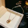 Estilo de Lujo Ligero Europeo y Americano Collar de Acero de Titanio con Doble Anillo Romano para Todo el Cuerpo Cadena para Clavícula con Sentido de Diseño de Nicho para Mujer Accesorios Color Oro Rosa