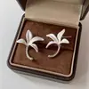 Estilo Niche Exquisito com um Toque de Luxo, Brincos de Flor de Íris Minimalistas para Mulheres, Pequenos e Simples, Targes Florais Modernos e Elegantes