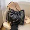Bolsa de ombro tipo balde acolchoada com corrente estilo Chanel para mulheres, moderna e fashion no TikTok, bolsa tote de cor sólida, bolsa de axila de grande capacidade