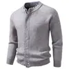 Suéter de punto de punto cruz otoño/invierno 2026 nuevo para hombre con cuello redondo, imitación de dos piezas, un cárdigan elegante y casual para hombres jóvenes