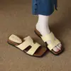Novedad Primavera y Verano 2026 Chanclas de Mujer de Cuña Pequeña Resistentes al Desgaste de Suela Baja Color Sólido de Moda Versátiles para Uso en Casa y al Aire Libre