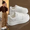 Tênis brancos de sola grossa para mulheres 2026 novo estilo popular sapatos femininos de verão super bonitos versáteis sapatos que aumentam a altura casuais tênis de plataforma