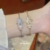 Pulsera de flor de circón de metal chapado en oro real de 18 quilates para mujer, lujo ligero, exquisita y a la moda, joyería de nicho de alta gama