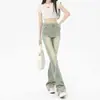 Calça jeans feminina com vibe de rua americana, tingimento em lama amarela desgastada, estilo ins moderno, levemente flare, modelagem que emagrece, calça empilhada