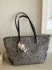 Bolso de mano con estampado de leopardo estilo coreano inspirado en Instagram, bolso de hombro elegante para estudiantes, bolso tote casual y estiloso para el trabajo y el ocio