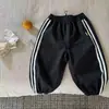 Calça comprida infantil, nova coleção outono 2026, unissex, design patchwork, corte solto, calça jeans estampada, calça infantil estilo coreano com estampa de estrelas