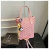 Bolsa Versátil 2026 Nova Moda Europeia e Americana Bolsa Feminina Bolsa Cesta Estampada com Pingente Bolsa Tote Bolsa de Ombro
