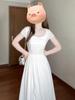 Vestido Blanco Puro Estilo Francés, Nuevo Modelo de Verano 2025, Petite y Elegante, Impresionante Vestido Largo Ceñidor de Cintura con Escote Cuadrado