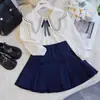 Conjunto de Outono para Meninas Gola Boneca Manga Longa Novo Estilo 2026 Crianças Médias e Grandes Cardigan de Lã Tricô Saia Plissada Conjunto de Três Peças