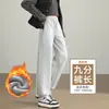 Calça Esportiva de Lã de Cordeiro Cinza para Mulheres, Outono/Inverno 2026 Estilo Novo Popular, Forrada com Fleece, Espessada, Quente, Roupa de Exterior, Calça de Moletom Casual