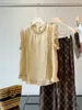 Diseñada con un sentido de la artesanía, esta camiseta sin mangas para mujer presenta bordados pesados y patchwork, un nuevo estilo de moda de verano que es elegante y juvenil, mejorando la apariencia.