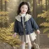 Roupas de frio para meninas para outono e inverno de 2026, novas e estilosas roupas de inverno infantis, casaco de algodão acolchoado e espesso, jaqueta de algodão xadrez para bebês meninas