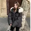 Chamarra acolchada de algodón con capucha y cuello grande de pelo, nuevo estilo de invierno para mujeres petite, chaqueta acolchada dulce y cálida, prenda de abrigo engrosada