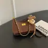 Bolsa de axila acolchoada de camurça retrô de nicho para mulheres, nova coleção 2026, com design sofisticado e minimalista, apresentando uma alça de corrente para usar no ombro ou transversal