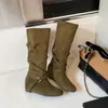 Botas de Moda Western para Mujer 2026 Otoño/Invierno Nuevas con Punta Redonda, Plisadas Vintage, Caña Ancha y Diseño que Aumenta la Altura hasta Media Pantorrilla