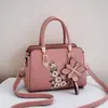 Bolsa Transversal de Ombro Único Bordada Estilo Nacional para Mulheres, Design de Nicho de Luxo Leve, Versátil para o Dia a Dia, Fashion e Exquisita