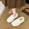 Sapatos femininos felpudos para outono e inverno 2026 novo estilo, sapatos quentes com forro de fleece, sapatos slip-on populares com solas macias e forro espesso de algodão