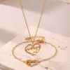 Xinyixin Collar Pulsera Clavícula Letra Zirconia Amor de Mamá Europeo y Americano Acero de Titanio Electrochapado PVD Oro Real 18K Traje