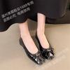 Zapatos planos pequeños de piel de vaca de primera capa para mujer 2025 Verano Nuevo estilo Boca poco profunda Cuero genuino Tacón bajo Charol Casual Zapatos de mujer Dropshipping