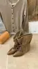 Novos sapatos femininos 2026, bico fino, retalhos de couro, com cadarço, retrô, de alta qualidade, para uso diário, com aumento interno de altura, botas longas e curtas, botas da moda