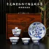 Porcelana Azul e Branca de Jingdezhen Exquisito Conjunto de Chá Cerâmico de Pinheiro, Bambu e Ameixa com Gaiwan, Xícara do Mestre, Xícara de Pressão, Bule e Conjunto de Chá Kung Fu