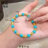 Pulseira de contas estilo étnico em turquesa e azul turquesa, apresentando contas de turquesa tridimensionais e contas redondas de turquesa, uma pulseira de contas e acessório de pulseira