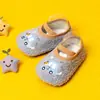 Zapatos de Piso para Bebé de Otoño e Invierno, Zapatos de Interior y Calcetines, Suelas Suaves Antideslizantes, Forrados de Felpa para Prevenir el Frío, Zapatos para Niños Pequeños, Cubrepiés Gruesos para Bebés