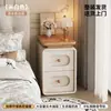 Mesita de noche ultradelgada para dormitorio del hogar, nuevo modelo 2026, estilo madera natural color crema, almacenamiento de mesita de noche pequeño y extremadamente estrecho
