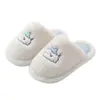 Pantuflas de felpa de algodón bordadas de dibujos animados para mujer, cálidas y antideslizantes para interior en invierno, suela suave, lindas pantuflas de algodón para el hogar al por mayor