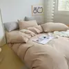 Venta al por mayor de fábrica Juego de cuatro piezas de algodón lavado de color liso Funda de edredón cepillada simple Estilo Ins Sábana de cama Juego de ropa de cama de tres piezas 3