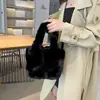 Bolsa de mão de pelúcia nova outono/inverno 2026, macia e quente, design simples, adequada para ir ao trabalho e fazer compras, bolsa de pulso