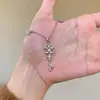 Novo Pingente de Colar Versátil Flor de Íris Xiaohongshu para Mulheres, Estilo Nicho de Luxo Leve, Corrente Elegante para Clavícula para Noite de Encontro